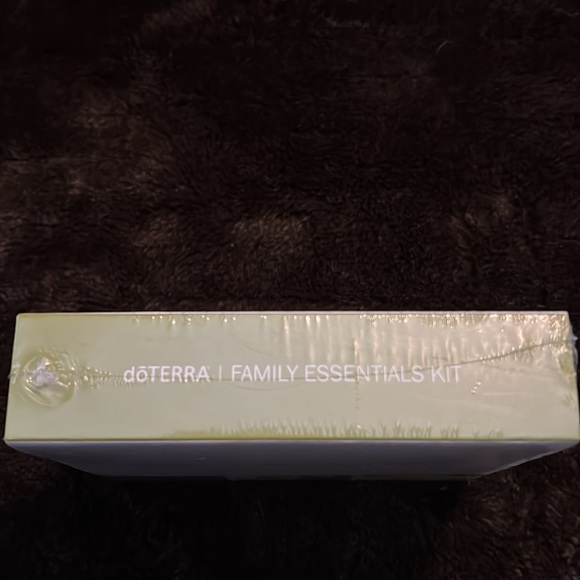 NWOT 💜Doterra Family Essential Kit💜 🆕 💜 10 Essential Oils. Kit DISCONTINUED. - Picture 6 of 7